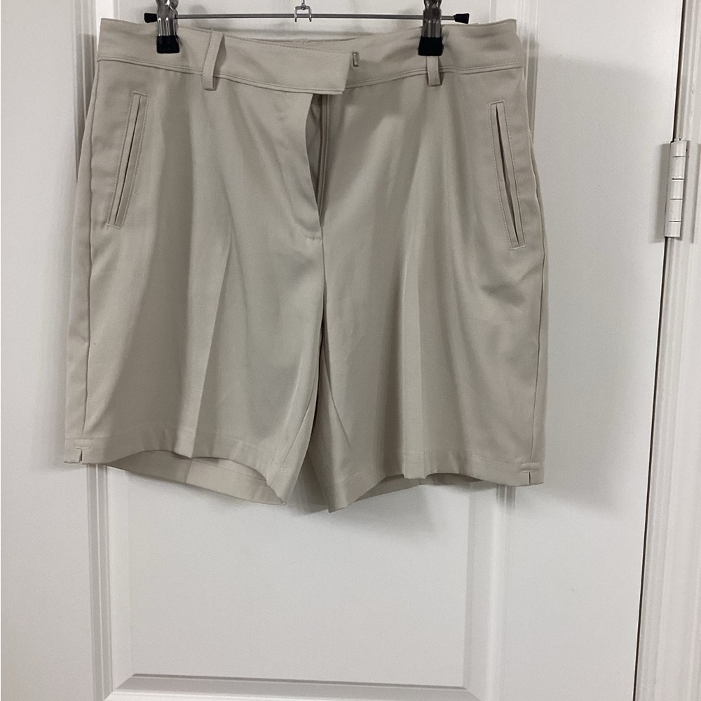 NWOT Lady Hagen Cream Bermuda Shorts Tailored Lightweight Design 7” Inseam
